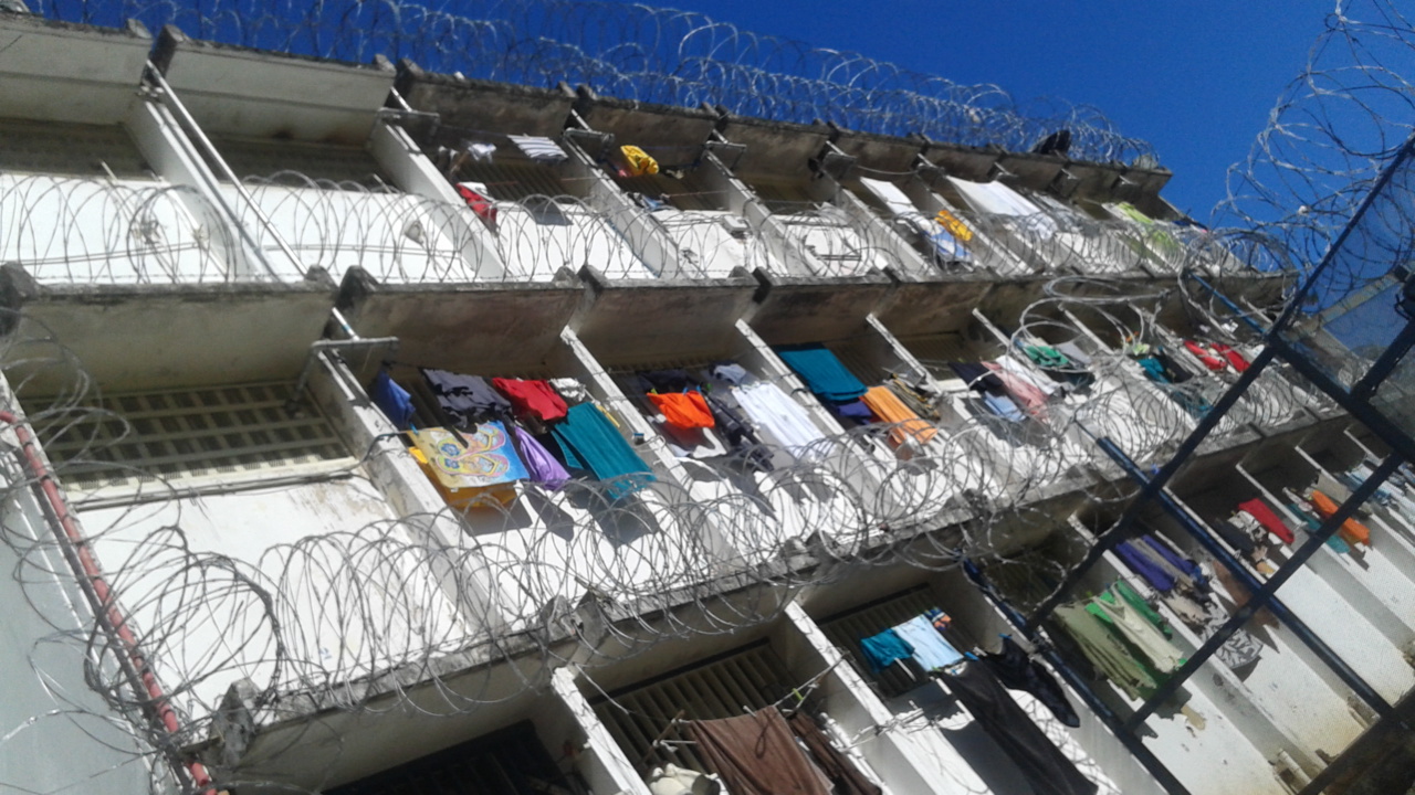 Certains détenus de Nuutania condamnés à de longues peines sont parfois envoyés à Fleury Mérogis. Il arrive que certains reviennent "sous influence"