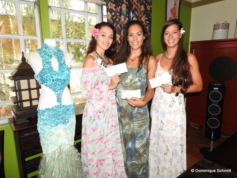 De gauche à droite, Vaea Ferrand, Maire Bu-Luc et Vaiata Buisson ont reçu chacune un chèque pour leurs tenues en matériaux naturels.