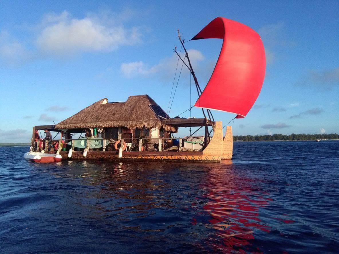 Teiki Pambrun installe sa pirogue Hitiura 2 à Huahine
