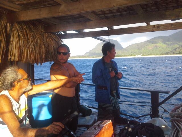 Teiki Pambrun installe sa pirogue Hitiura 2 à Huahine