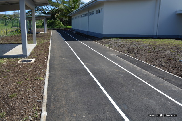 La piste dédiée à l'athlétisme a été installée à l'arrière du collège.