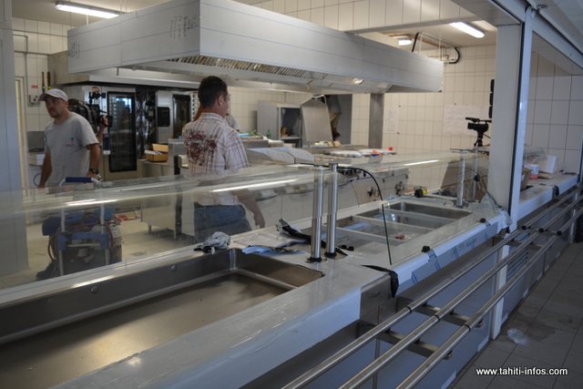 Le réfectoire, prêt à accueillir les élèves