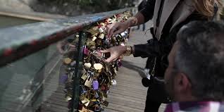 Paris lance une opération contre les "cadenas d'amour" sur ses ponts