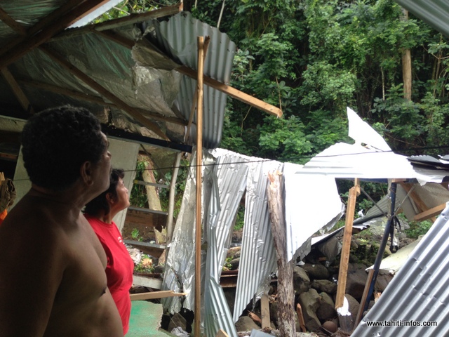 Sidonie et son mari regardent, impuissants, les dégâts qui ont été occasionnés