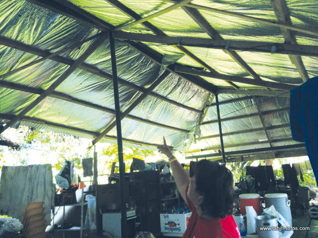 Sidonie et son mari envisagent de supprimer une partie de leur toiture pour éviter que d'autres dégâts ne surviennent en cas de crue de la rivière.