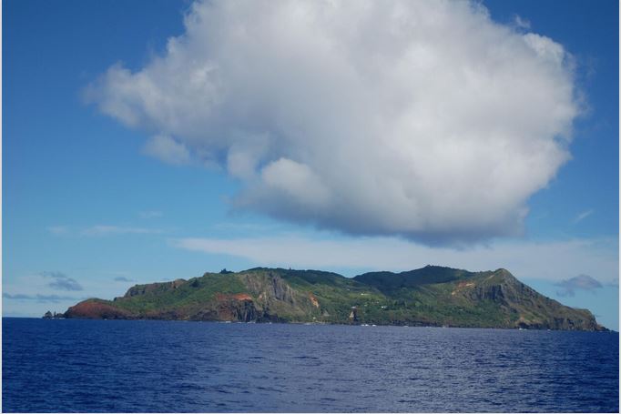 L’île ne mesure que 47 km2 de surface (1045 km2 pour Tahiti) ; sa population avait perdu ses repères après la mort du dernier des mutinés de la HMS Bounty, John Adams.
