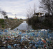 Après les inondations, l'Albanie croule sous le plastique