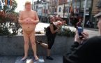 Une statue peu flatteuse de Trump nu fait sensation à New York