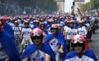 700 chefs d'entreprises en mobylettes bleues à Paris pour un défilé anti-morosité