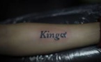 En Thaïlande, le tatouage en signe de deuil éternel du roi