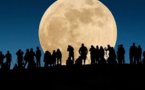 Cris de joie à l'apparition de la "super Lune" en Asie-Pacifique
