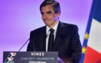 Fillon, de plus en plus isolé, se pose en "combattant" et repart en campagne