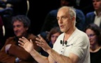 Avec 2.000 euros par mois, Poutou arrive, lui, à mettre "un petit peu" d'argent de côté