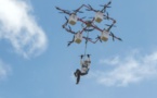 Premier saut en parachute depuis un drone en Lettonie