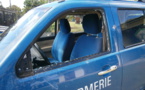 Le "prince" fracasse la voiture des gendarmes à coups de chaise