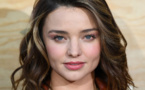 Miranda Kerr rend des bijoux liés à un scandale de corruption en Malaisie