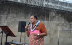 Rocky Gobrait chante pour les détenus de Nuutania
