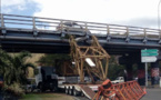 Insolite - Un camion coincé sous le pont de la Punaruu