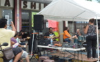 Un concert improvisé en pleine rue à Taunoa