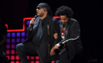 Stevie Wonder s'agenouille durant un concert contre la pauvreté
