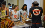 Des étudiants préparent le repas des sans-abris de Papeete
