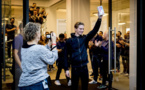 Files d'attentes pour la sortie mondiale du coûteux iPhone X