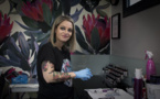 Alexia Cassar, la tatoueuse qui répare les seins des femmes