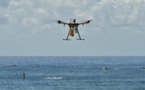 Première en Australie: des nageurs secourus en mer par un drone
