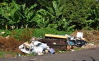 La commune de Faa'a fiu des déchets sur la route