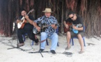 Maruao en concert sous le banian envoûtant du paepae a Hiro
