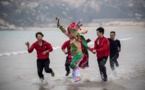 Dieux et pêcheurs se ruent à la plage pour le Nouvel an chinois