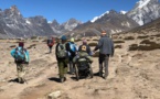 Un paraplégique atteint un camp de base de l'Everest