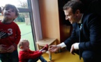 Macron dévoile le plan autisme, sur fond de contestation sociale