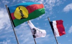 "Marche Bleu Blanc Rouge" lors de la visite de Macron à Nouméa le 4 mai