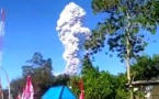 Indonésie: évacuations après l'éruption d'un volcan
