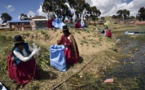Bolivie: des indigènes nettoient le lac Titicaca pour l'exemple