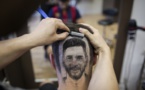 Serbie: un coiffeur dessine Messi et Ronaldo sur les crânes