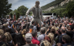 A Viviers, une statue de Johnny érigée "par les fans, pour les fans"