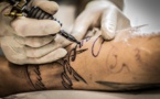 En Indonésie, effacer les tatouages pour expier ses péchés