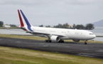 Le nouvel avion du gouvernement, " Air Sarko one", se pose à Tahiti