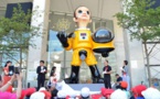 A Fukushima, la statue d'un enfant en équipement de protection dérange
