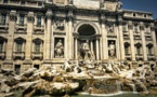 Face au flot de touristes, la fontaine de Trevi suffoque