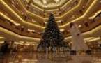 Un palace d'Abou Dhabi dévoile l'arbre de Noël "le plus cher du monde"