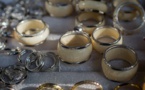 Au Vietnam, les poils d'éléphants transformés en bijoux porte-bonheur