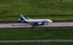Un avion d'Air India percute un mur au décollage, mais poursuit son vol