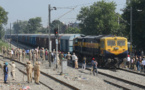 Un train percute une foule en Inde : une soixantaine de morts