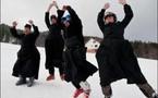 En soutane, tout schuss, les prêtres polonais font du ski