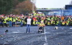 Des "gilets jaunes" moins nombreux ciblent les autoroutes et les dépôts de carburant