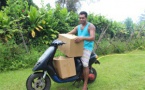 De Tautira à Papeete, Moïse livre ses œufs bio en scooter 