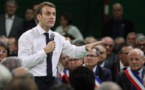 Grand oral marathon pour Macron devant des maires sans concession